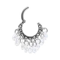 Silberner Piercing-Ring aus Titan mit hängenden, klaren Kristallen auf weißem Hintergrund