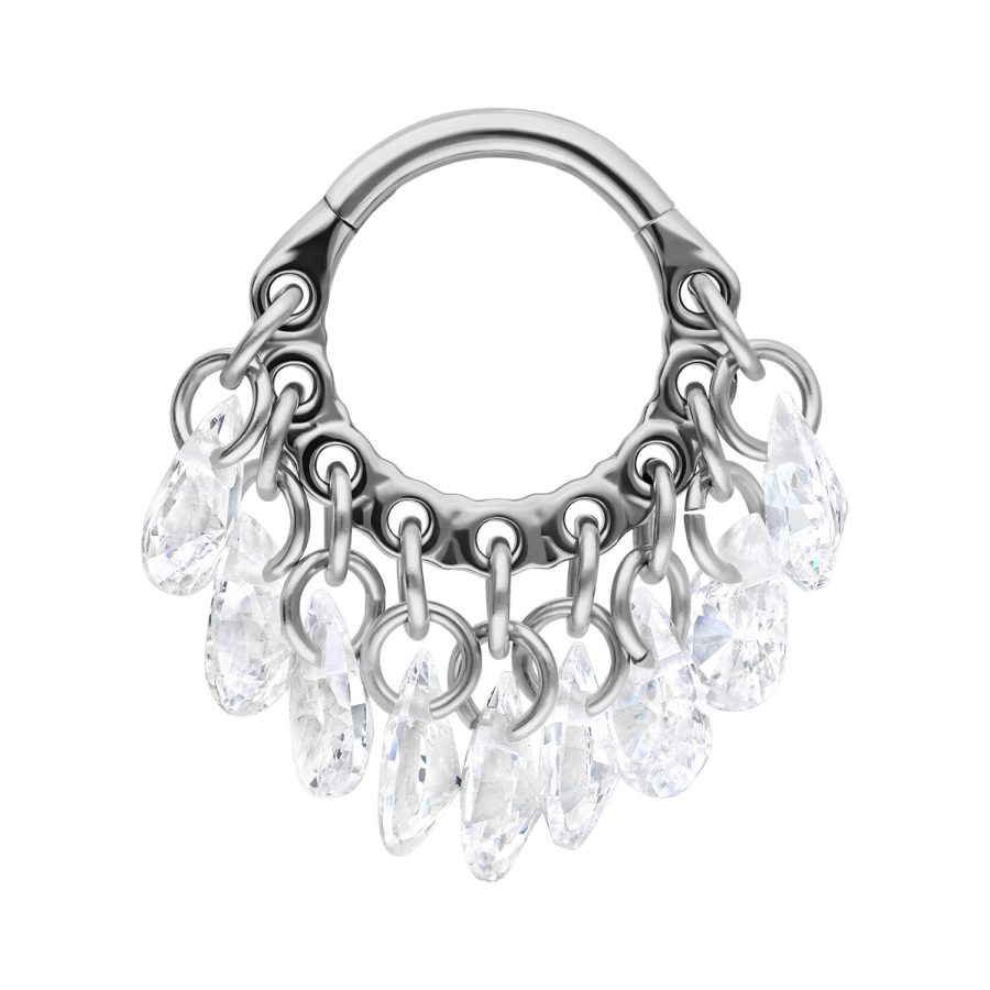 Silberner Hinged Ring aus Titan mit klaren Kristallen auf weißem Hintergrund