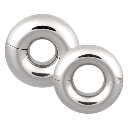 Zwei silberne Tribal Dream Ringe aus Chirurgenstahl auf weißem Hintergrund