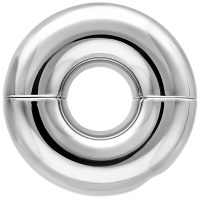 Silberner Piercingring aus Chirurgenstahl auf weißem Hintergrund
