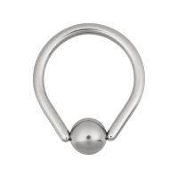 Silberner Teardrop Clip in Ring aus Chirurgenstahl auf weißem Hintergrund
