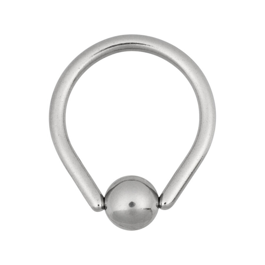 Silberner Teardrop Clip in Ring aus Chirurgenstahl auf weißem Hintergrund