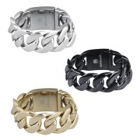 Drei geflochtene Armbänder aus Chirurgenstahl in Silber, Schwarz und Gold vor weißem Hintergrund