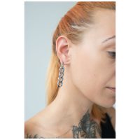 Frau mit silbernen Little Chunky Hoops aus Edelstahl am Ohr
