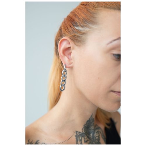 Frau mit silbernen Little Chunky Hoops aus Edelstahl am Ohr