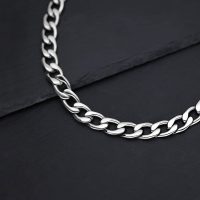 Silberne Chunky Kette aus Chirurgenstahl auf dunklem Hintergrund
