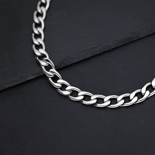 Silberne Chunky Kette aus Chirurgenstahl auf dunklem Hintergrund