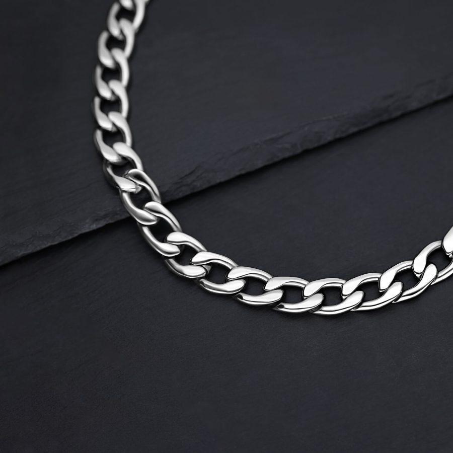 Silberne Chunky Kette aus Chirurgenstahl auf dunklem Hintergrund