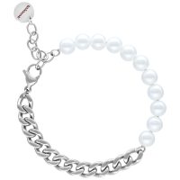 Silberfarbenes Chunky Pearl Armband mit Perlen und Kettengliedern auf weißem Hintergrund