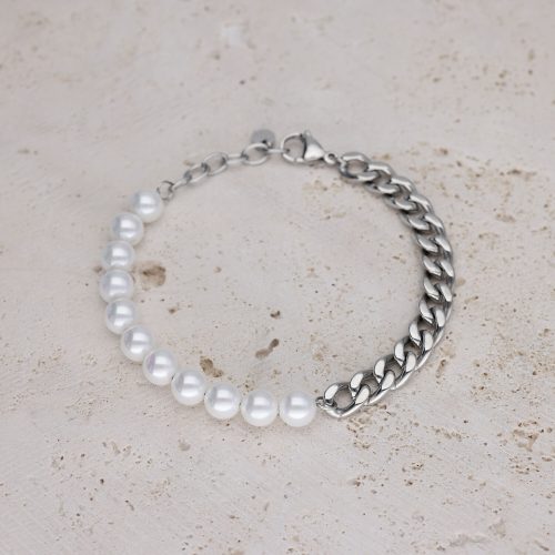 Armband mit weißen Perlen und silberner Kette auf hellem Stein