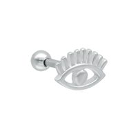 Silbernes Ohrpiercing in Form eines Auges mit Wimpern, auf weißem Hintergrund
