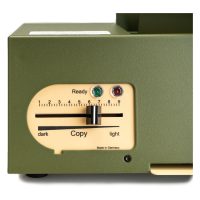 Grüner Thermokopierer TIM mit Bedienfeld und LEDs auf hellem Hintergrund