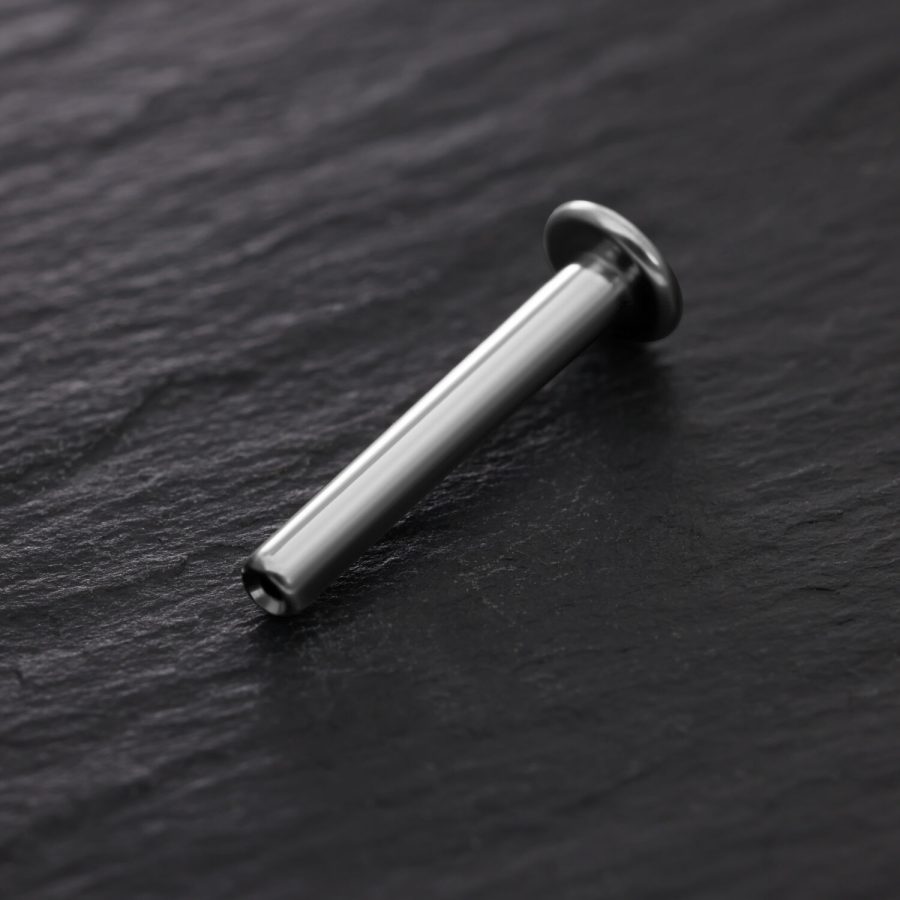 Silbernes Titan Labret Pushfit auf schwarzem Hintergrund