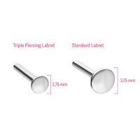 Zwei silberne Labrets auf weißem Hintergrund, links 2,75 mm, rechts 3,75 mm