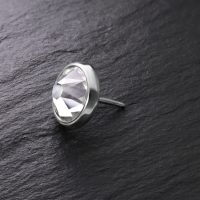 Silberne Disc für Triple Piercing mit klarem Kristall auf dunklem Hintergrund