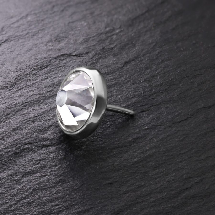 Silberne Disc für Triple Piercing mit klarem Kristall auf dunklem Hintergrund