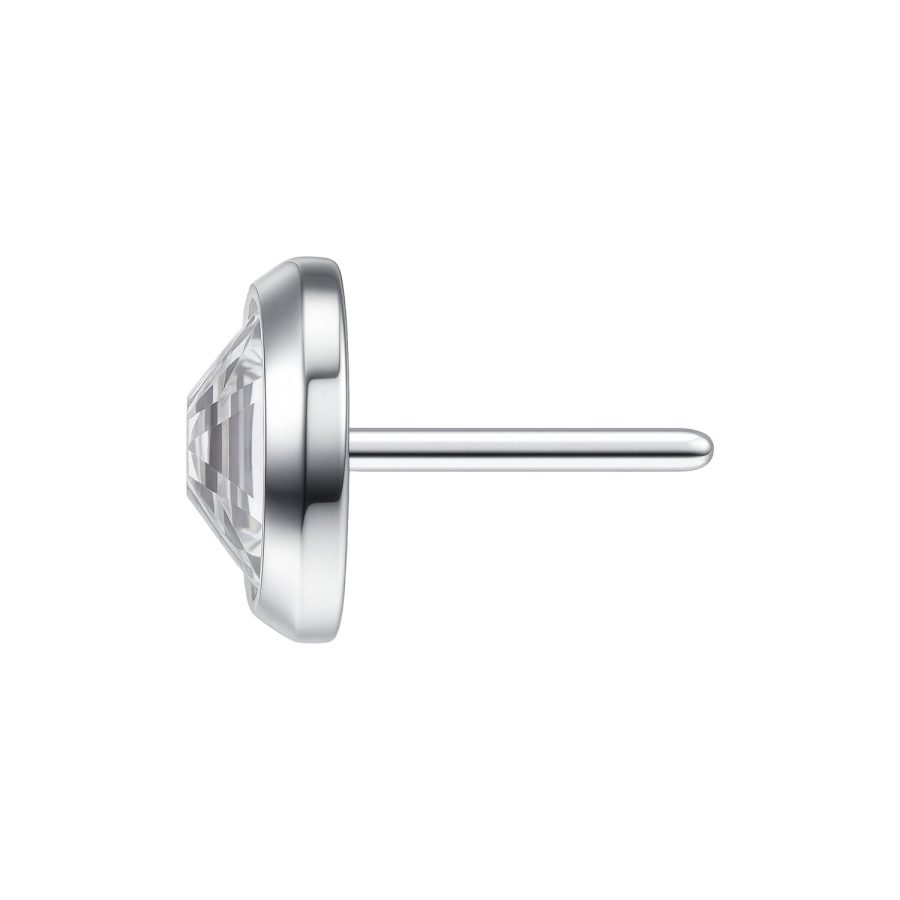 Silberner, 4 mm großer Push Fit Piercing Aufsatz mit kristallklarem Stein auf weißem Hintergrund