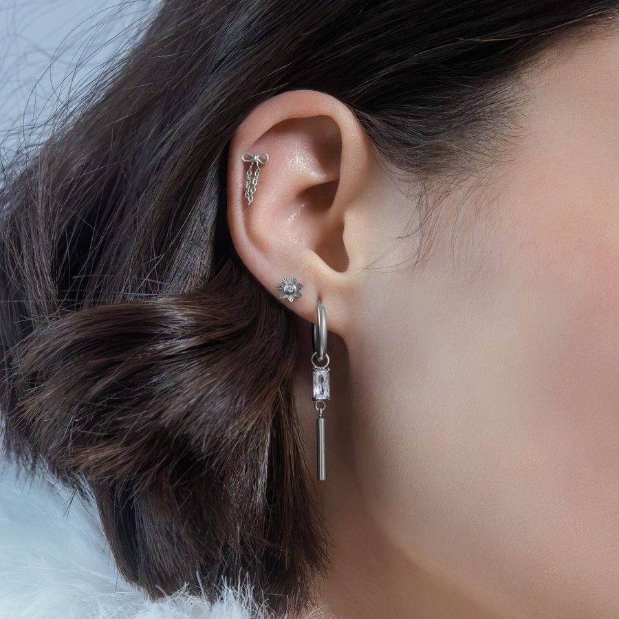 Schwarzer Titan-Piercing-Aufsatz am Ohr, glänzend und elegant