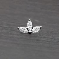 Silberner Crystal Lotus Aufsatz mit klaren Kristallen auf grauem Hintergrund