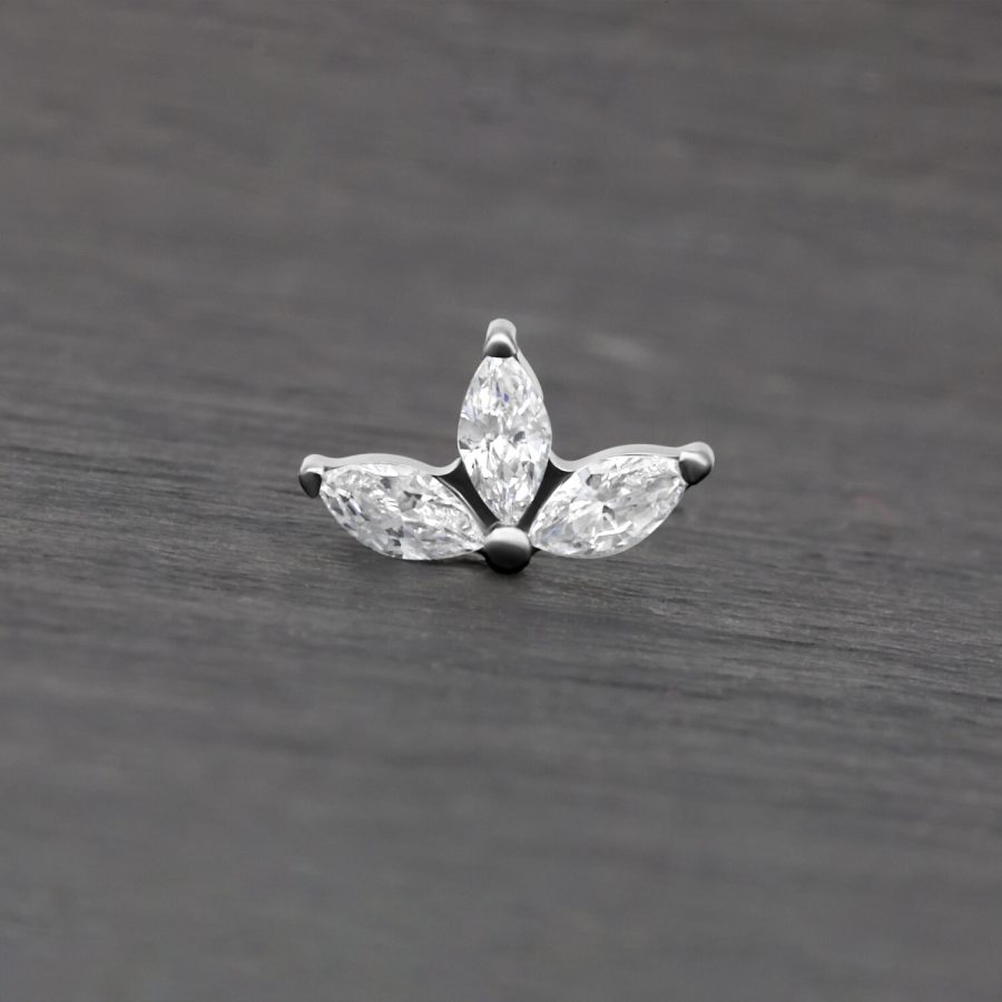 Silberner Crystal Lotus Aufsatz mit klaren Kristallen auf grauem Hintergrund