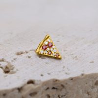 Goldener Pizza-Slice-Aufsatz mit klaren Kristallen auf beigem Hintergrund