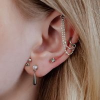 Silberner Stern Push Fit Aufsatz in Ohrpiercing, Nahaufnahme