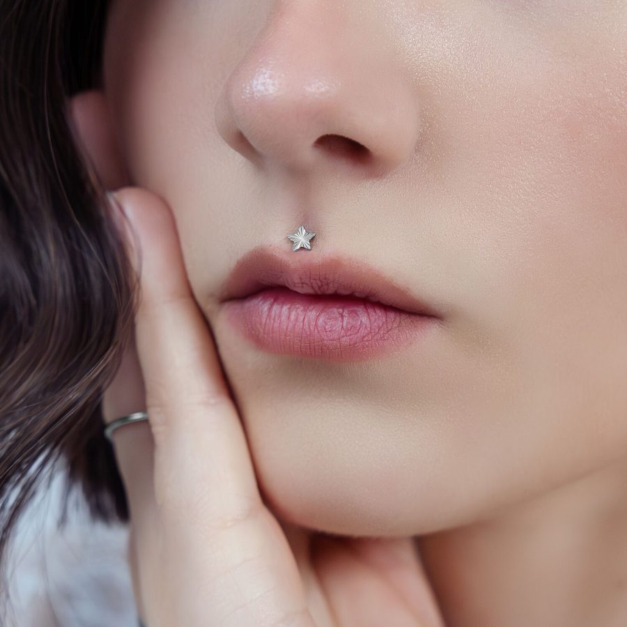 Silberner Stern-Piercingaufsatz an Medusa-Piercing, Nahaufnahme