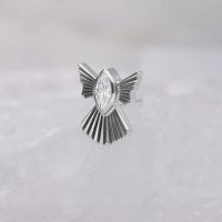 Silberner Push Fit Aufsatz in Schneeflockenform mit klarem Kristall auf hellem Hintergrund