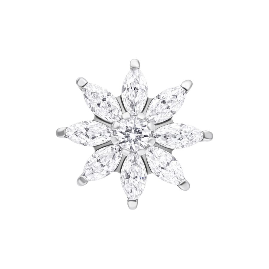 Silberner Kristallaufsatz in Form einer Eisblume auf weißem Hintergrund