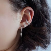 Silberner Ice Flower Kristallaufsatz an einem Ohr mit weiteren silbernen Piercings