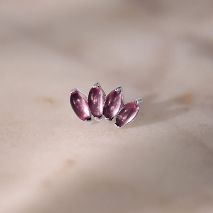 Silberfarbener Push Fit Aufsatz mit Amethyst auf marmoriertem Hintergrund