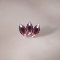 Silberner Lotus-Aufsatz mit drei Amethyststeinen auf neutralem Hintergrund