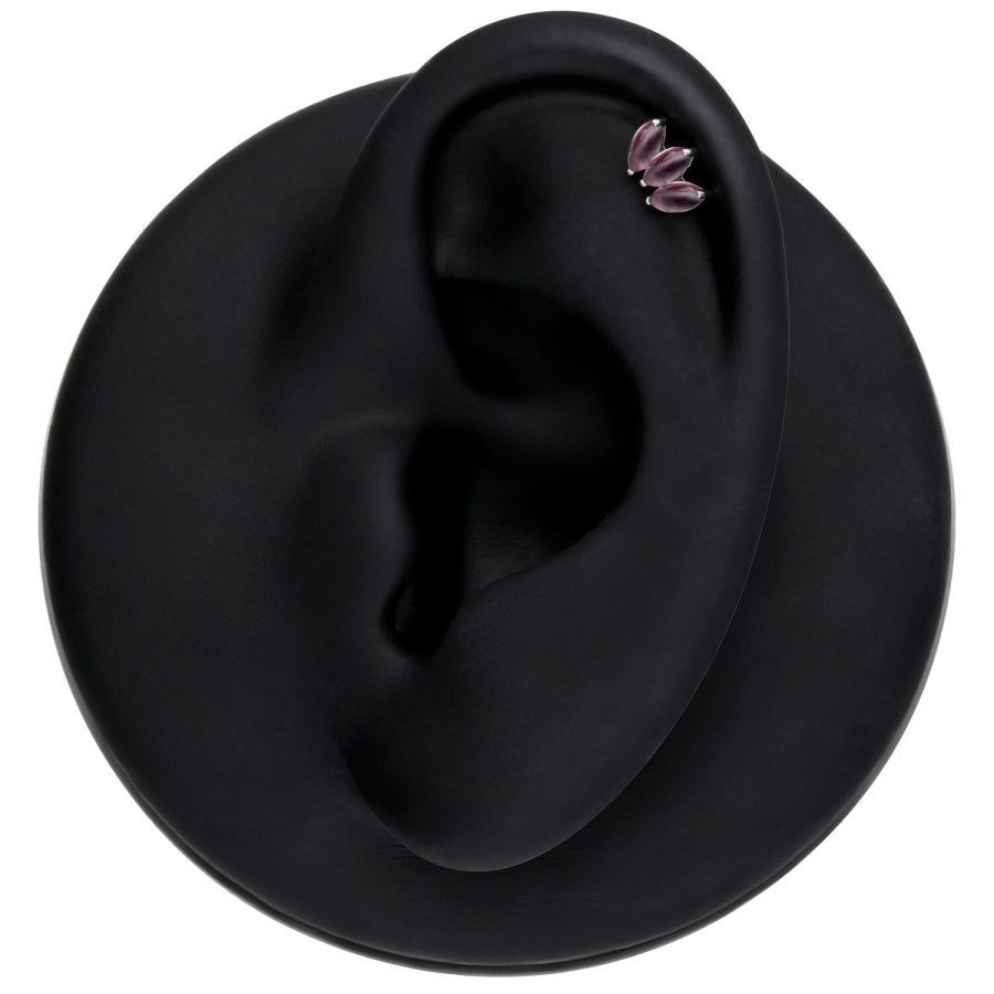Silberner Lotus Aufsatz mit Amethyst auf schwarzem Ohr präsentiert