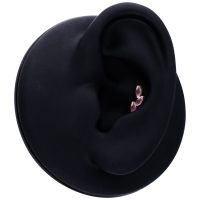 Silberner Piercing-Aufsatz mit Amethyst auf schwarzem Hintergrund
