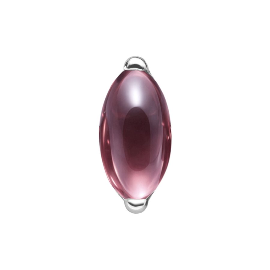 Ovaler Amethyst in silbernem Metallrahmen auf weißem Hintergrund