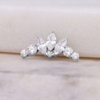 Silberner Kristall Tiara Aufsatz für Push Fit Piercing auf hellem Hintergrund