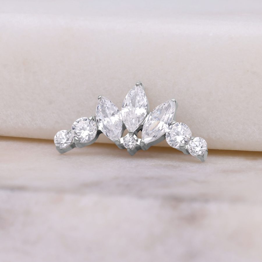 Silberner Kristall Tiara Aufsatz für Push Fit Piercing auf hellem Hintergrund