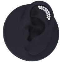 Silberner Push Fit Piercing Aufsatz mit klaren Kristallen auf schwarzem Hintergrund