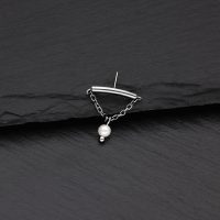 Silberner Helix Aufsatz mit Kette und Perle auf schwarzem Hintergrund