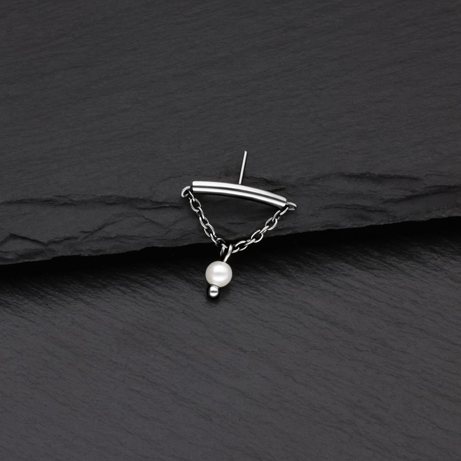 Silberner Helix Aufsatz mit Kette und Perle auf schwarzem Hintergrund