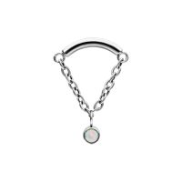 Silberner Helix Piercing Aufsatz mit Kette und synthetischem Opal auf weißem Hintergrund
