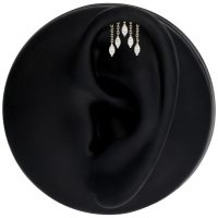 Schwarzes Ohrmodell mit silbernen Oval Drop Helix Aufsätzen, auf schwarzem Hintergrund