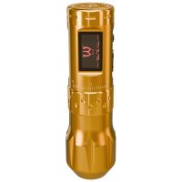Goldene drahtlose Tattoomaschine Ava mit ergonomischem Griff auf weißem Hintergrund
