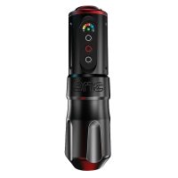 Schwarze FK Irons ONE Tattoomaschine mit Drop In Battery auf weißem Hintergrund
