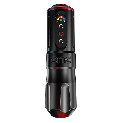 Schwarze FK Irons ONE Tattoomaschine mit Drop In Battery auf weißem Hintergrund