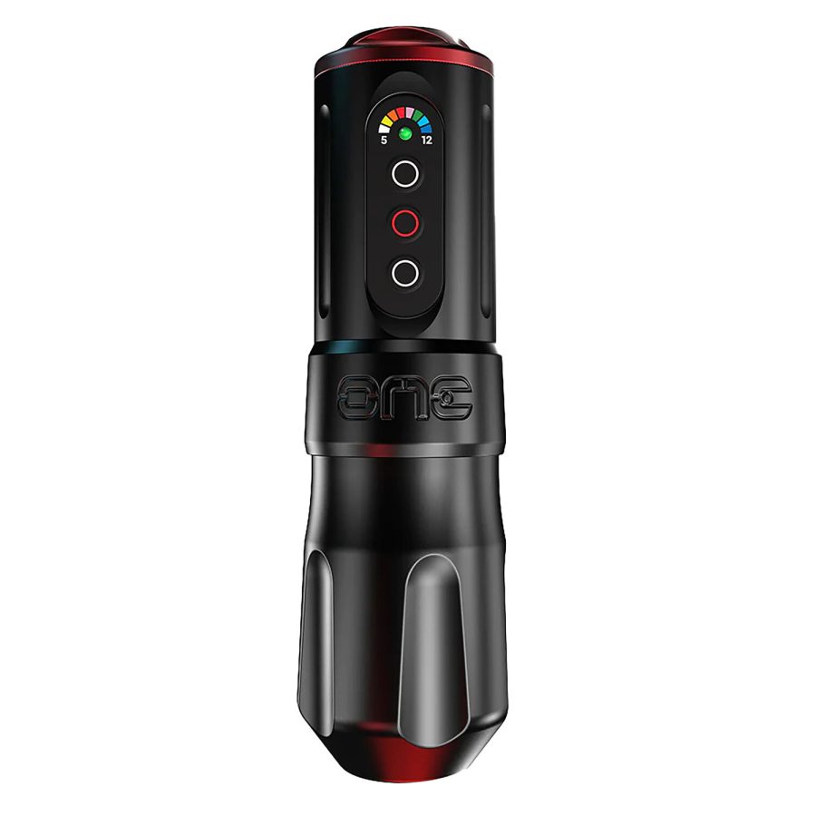 Schwarze FK Irons ONE Tattoomaschine mit Drop In Battery auf weißem Hintergrund