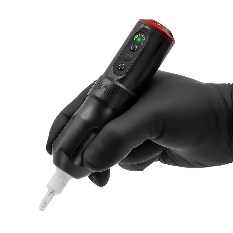 Schwarze FK Irons ONE Tattoomaschine mit Drop In Akku, gehalten in einer Hand