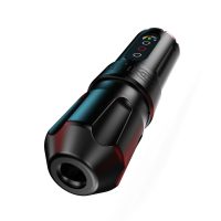 Schwarze FK Irons ONE Tattoomaschine auf weißem Hintergrund