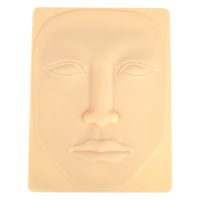 Beige Silikon-Tattoo-Haut in Gesichtform auf hellem Hintergrund