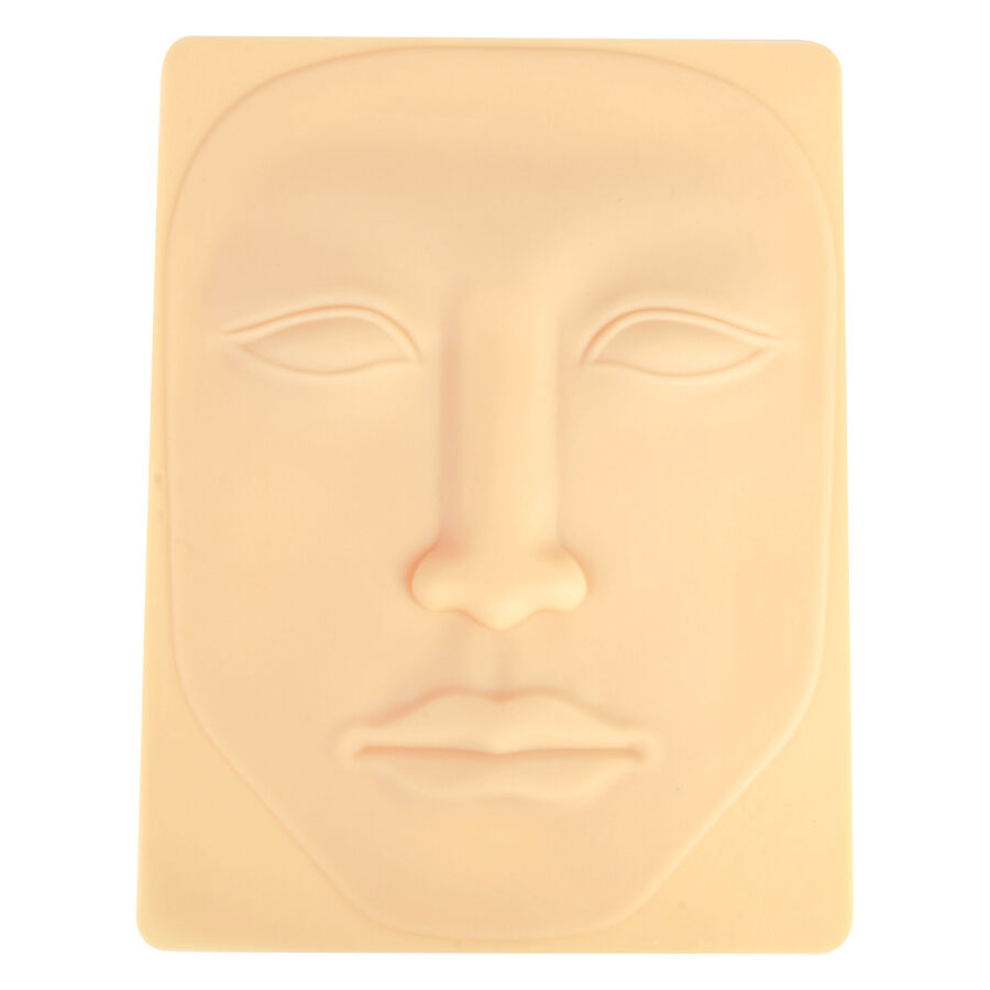 Beige Silikon-Tattoo-Haut in Gesichtform auf hellem Hintergrund